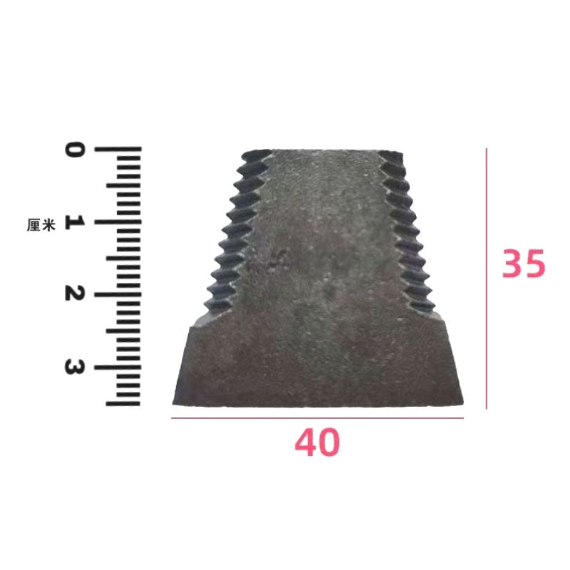 Saw-toothed straw chopper blade